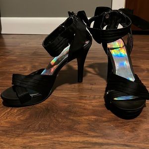 Jasmin Collection peep toe black pump with adorable bow on back. Size 7 1/2